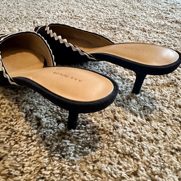 NEW Ann Taylor Ric Rac Embroidered Mule Pumps, 8.5 - Picture 6 of 9
